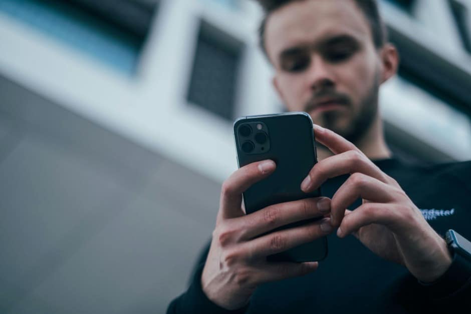 Persona utilizando un celular