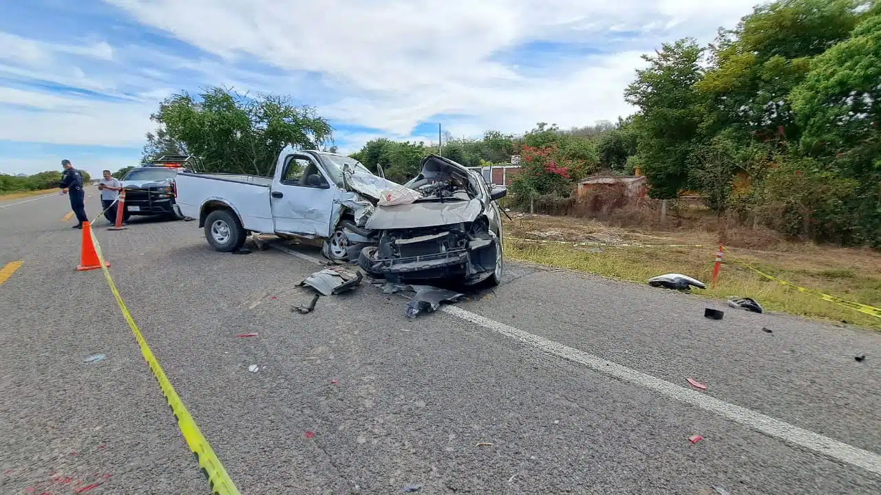 camioneta Ford Lobo, blanca y Nissan Versa, gris, accidentados sobre la carretera México 15 en la sindicatura de Pericos.
