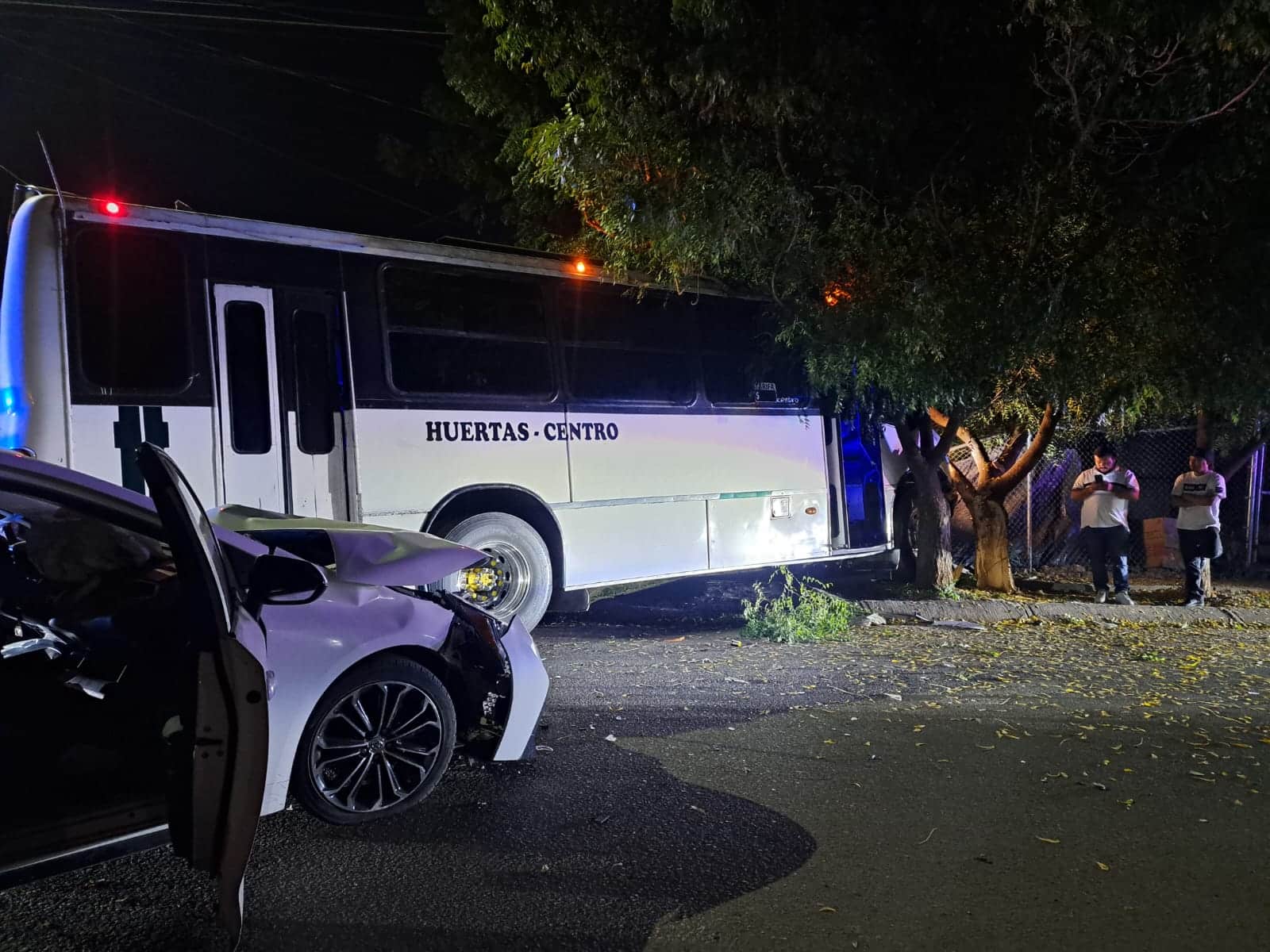 El camión terminó impactándose contra la fachada de una casa.