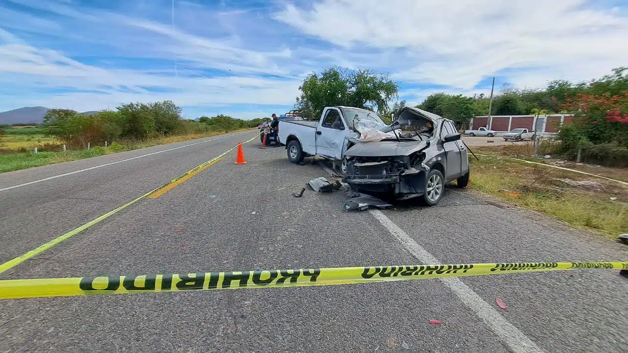 camioneta Ford Lobo, blanca y Nissan Versa, gris, accidentados sobre la carretera México 15 en la sindicatura de Pericos.