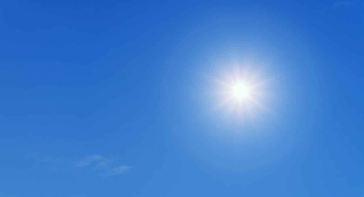 Cielo despejado con el Sol en alto