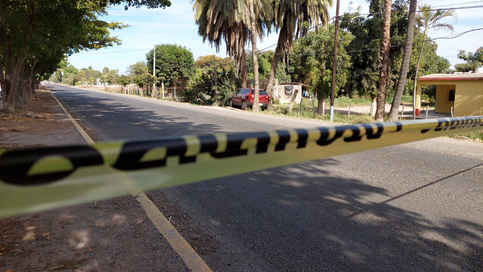 Cinta amarilla delimitando zona