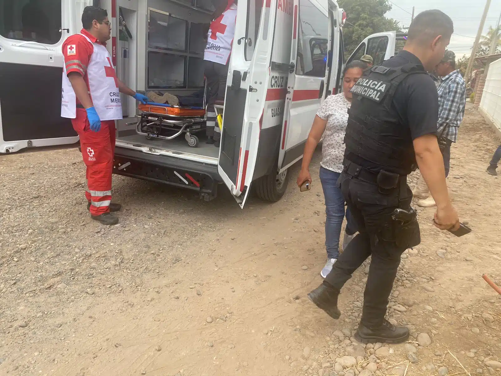 Hombre lesionado por bala en ambulancia de la Cruz Roja