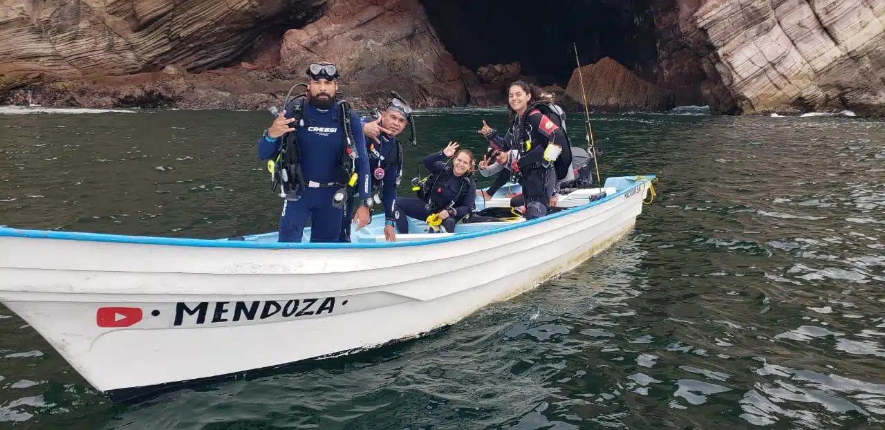 Equipo de buzos del Gran Acuario Mazatlán Mar de Cortés durante sus prácticas para obtener la certificación Divemaster