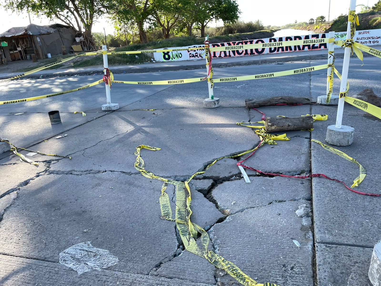 Zona acordonada sobre la calle Liverpool por el riesgo de colapso que presenta la losa de concreto