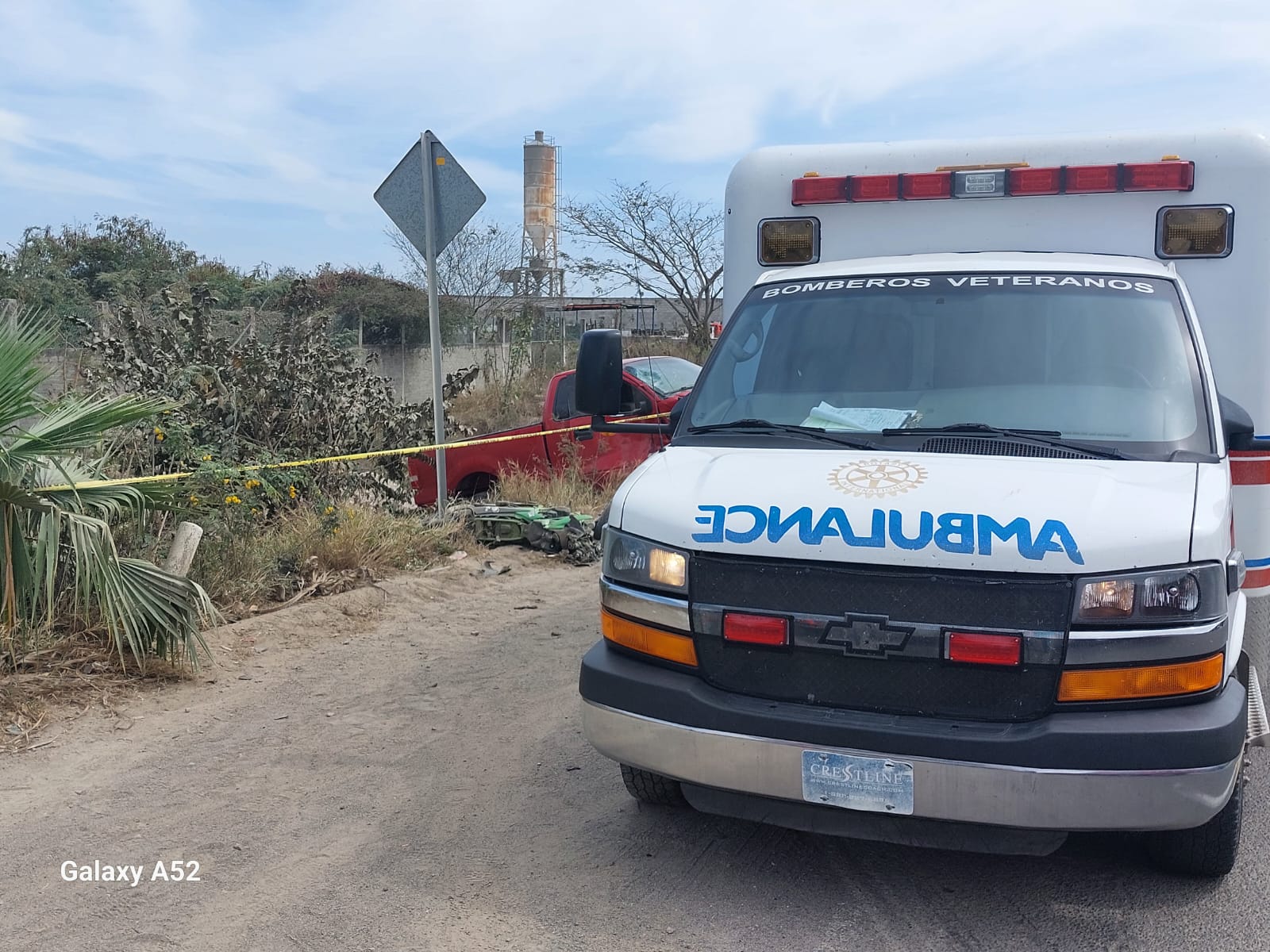 Los vehículos quedaron con daños en la carrocería y autoridades y paramédicos se hicieron presentes en el lugar de los hechos
