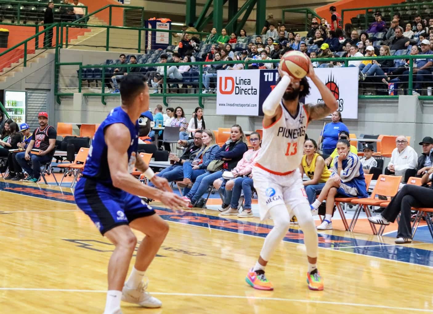 Isaac Von Copeland Jr. se prepara para hacer un tiro por los Pioneros ante Halcones