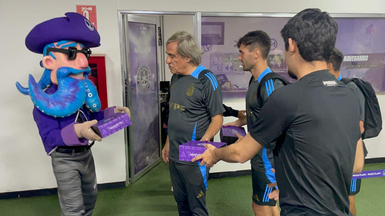 Selección Argentina Sub-23 recibiendo souvenirs de Mazatlán FC por parte del Capitán Krak