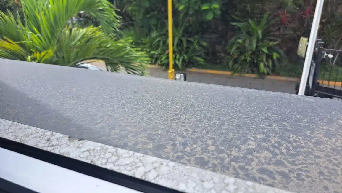 Llovizna cayendo sobre el marco de una ventana en Mazatlán