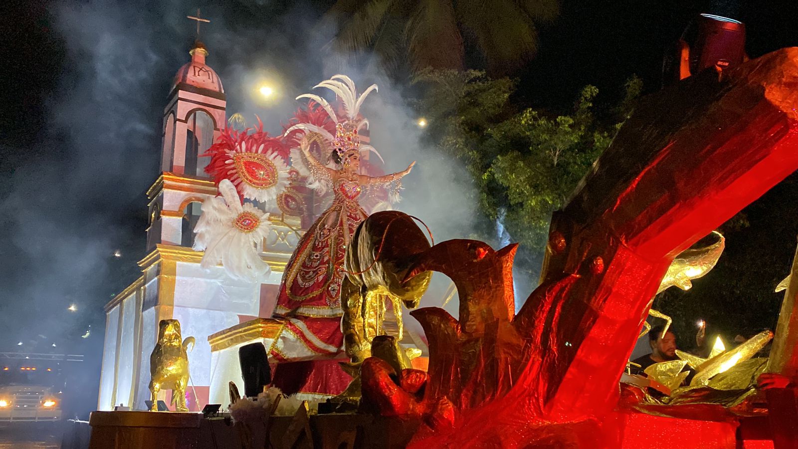 Desfile de carros alegóricos en el carnaval de Guasave 2024.