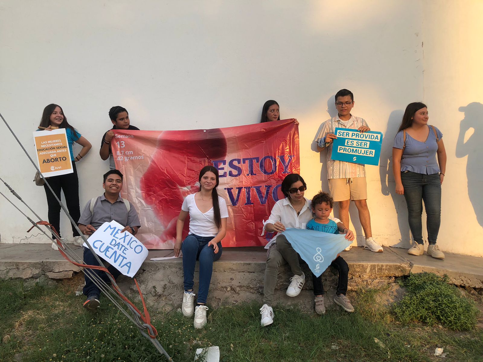 Jóvenes activistas invitan a defender la vida desde el momento de la concepción hasta la muerte natural, participando en el “Claxon por la vida”