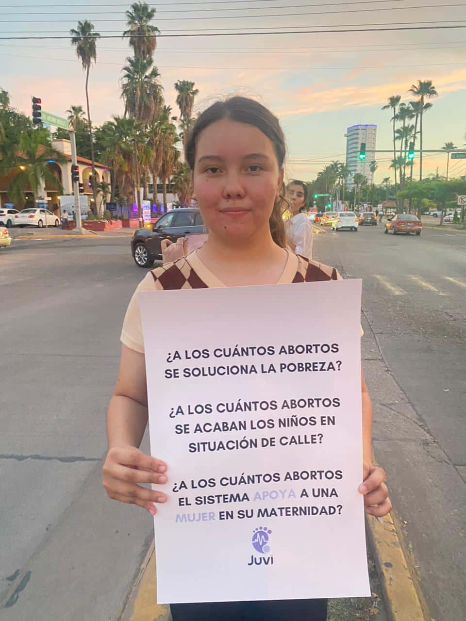 Jóvenes activistas invitan a defender la vida desde el momento de la concepción hasta la muerte natural, participando en el “Claxon por la vida”