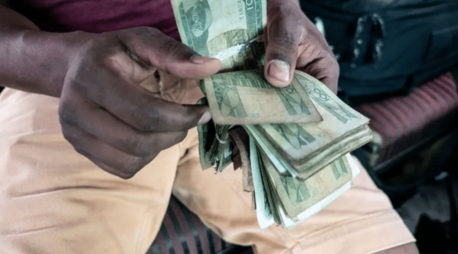 Una persona cuenta dinero obtenido