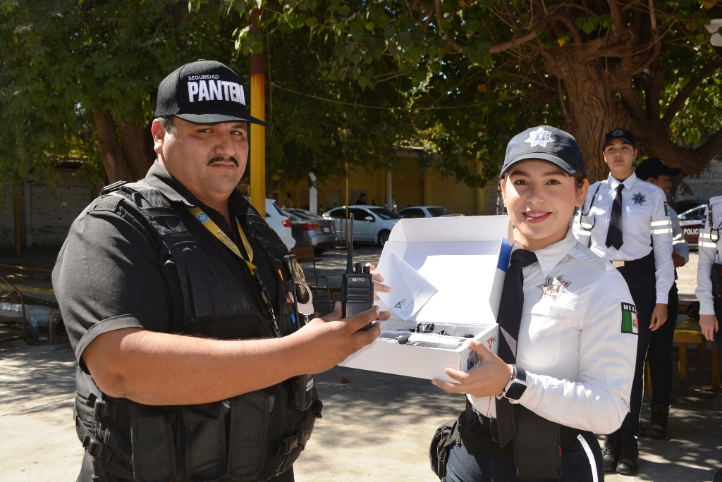 Trabajador de seguridad privada haciendo entrega de donación