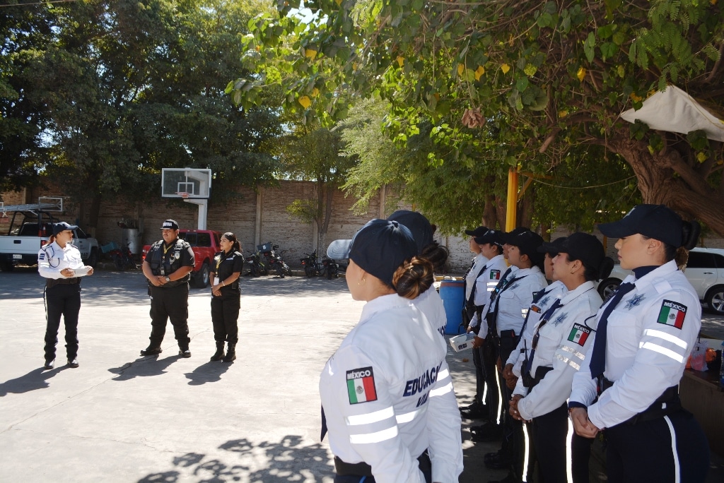 Elementos de seguridad privada con auxiliares viales de Los Mochis
