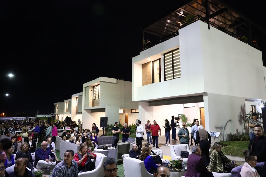 Asistentes conviviendo en la inauguración de Perisur Comunidad Residencial en Culiacán