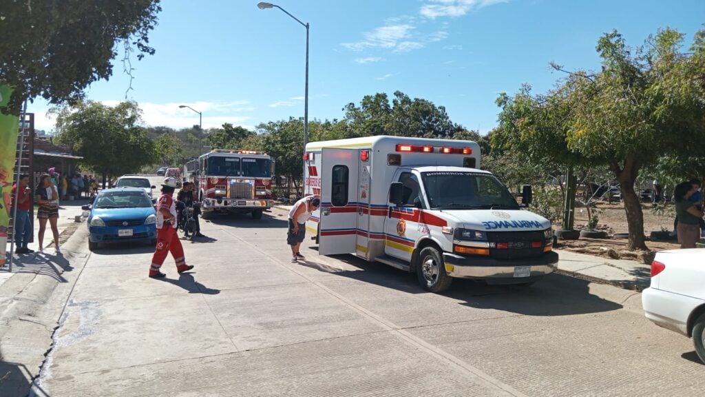 Ambulancia en el panteón donde las abejas atacaron