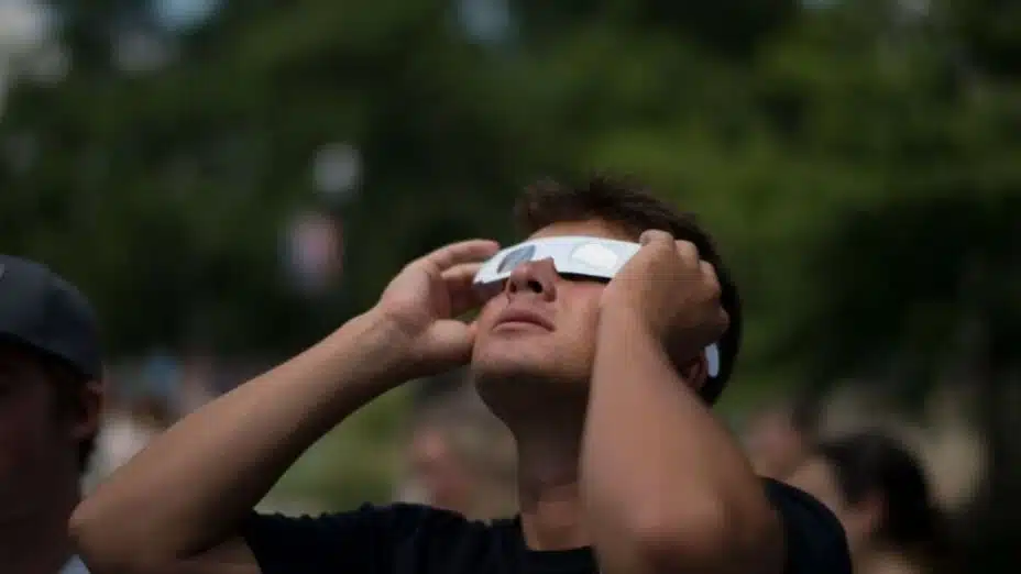 Persona viendo eclipse solar