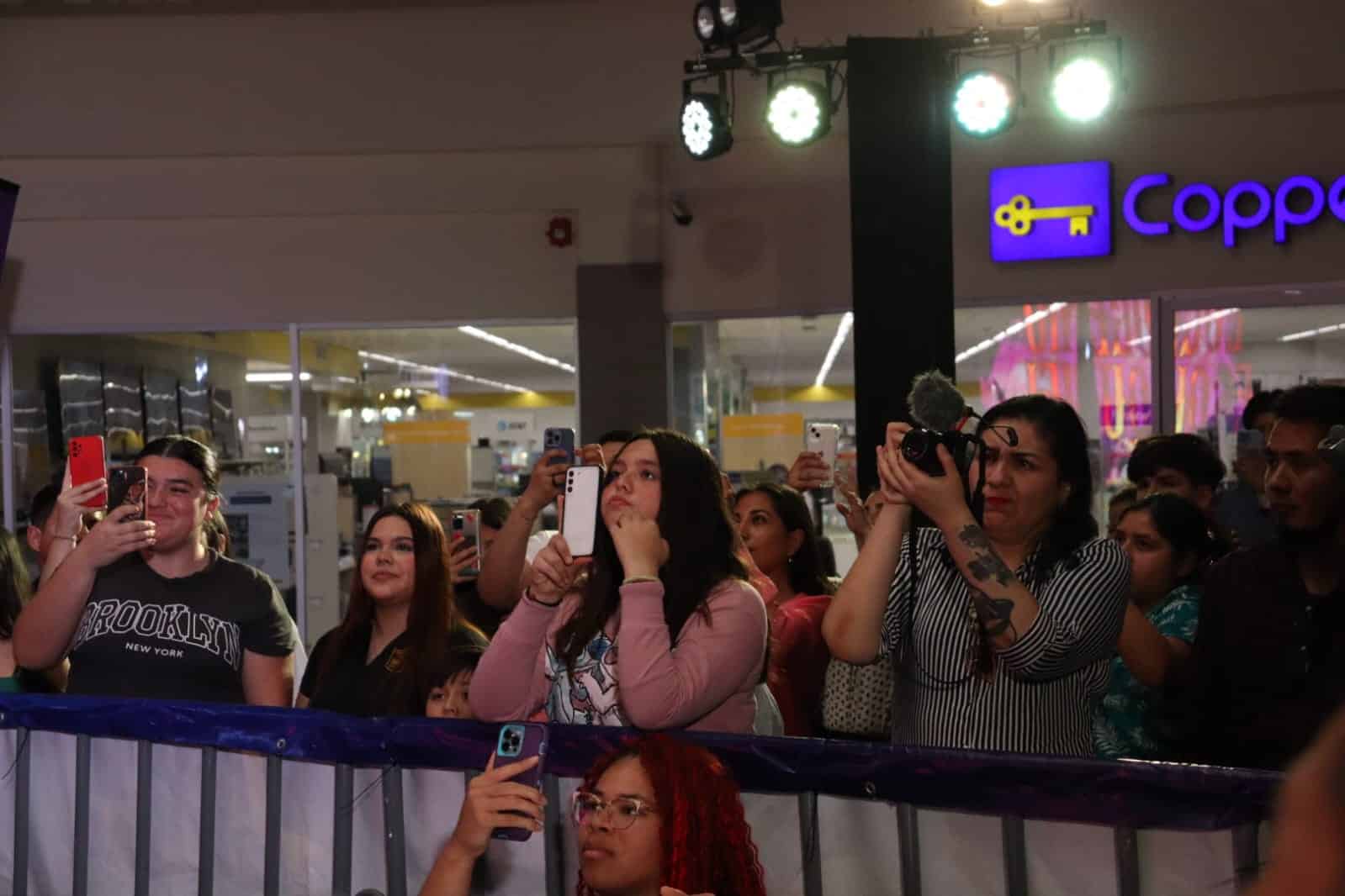 Mazatlecos disfrutaron una agradable tarde en el show case de Los Esquivel en la Plaza Acaya
