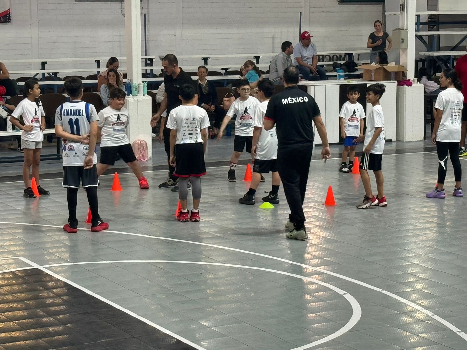 Sesión con alumnos del Colegio Mochis, por parte de Omar Quintero, coach de México en baloncesto