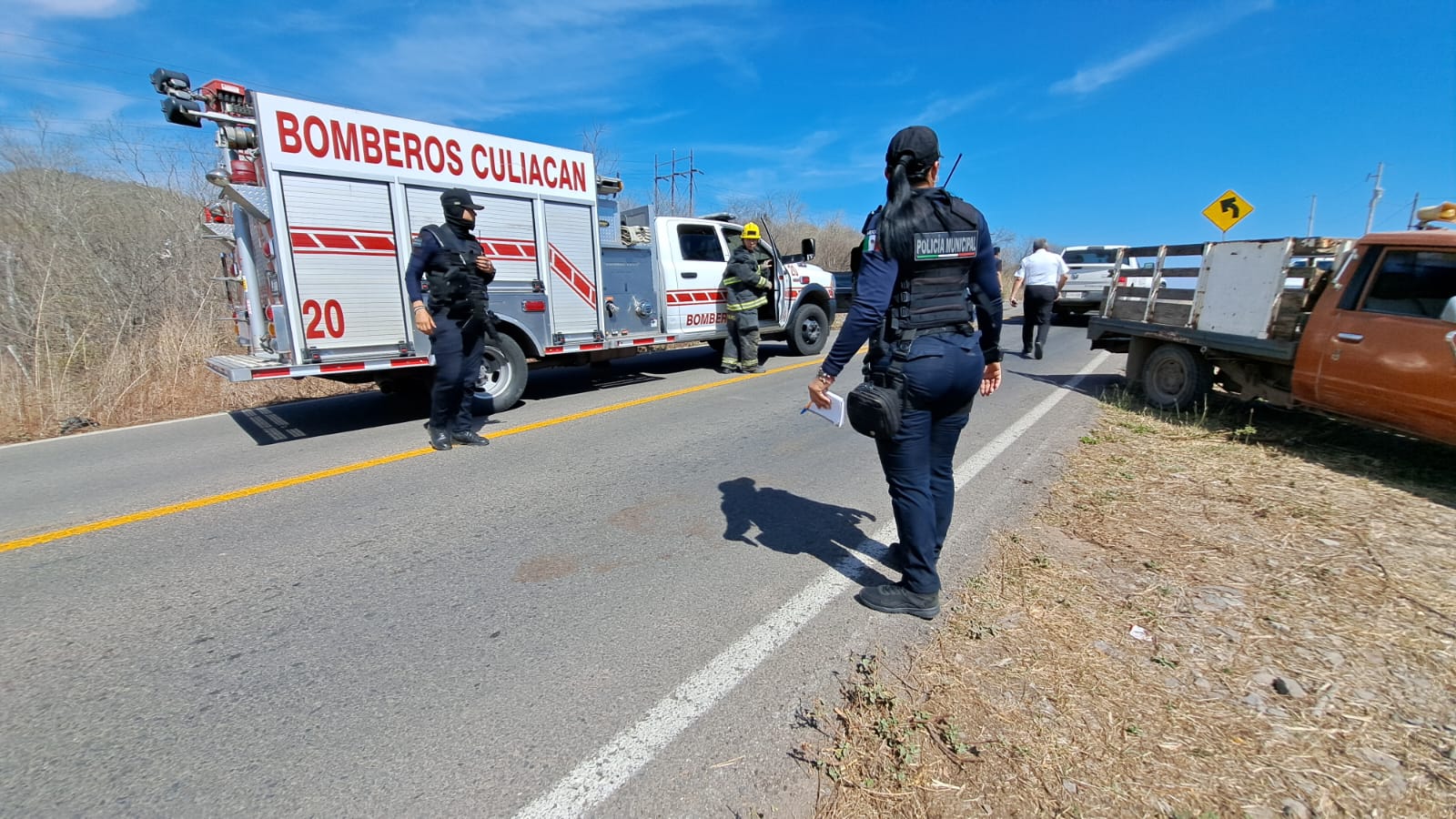 Elementos de Bomberos Culiacán en el lugar del accidente