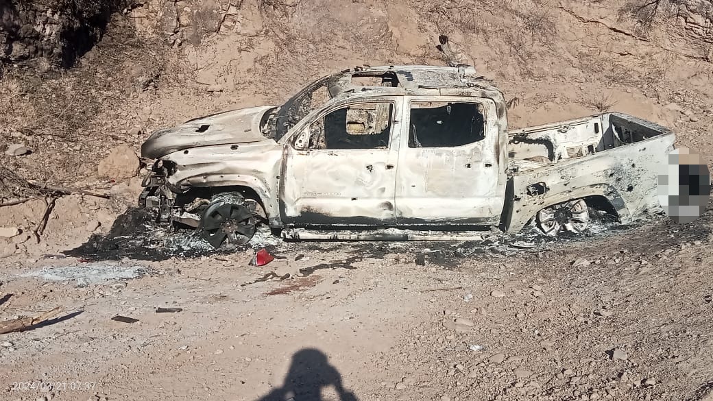 Camioneta quemada a orilla de una carretera