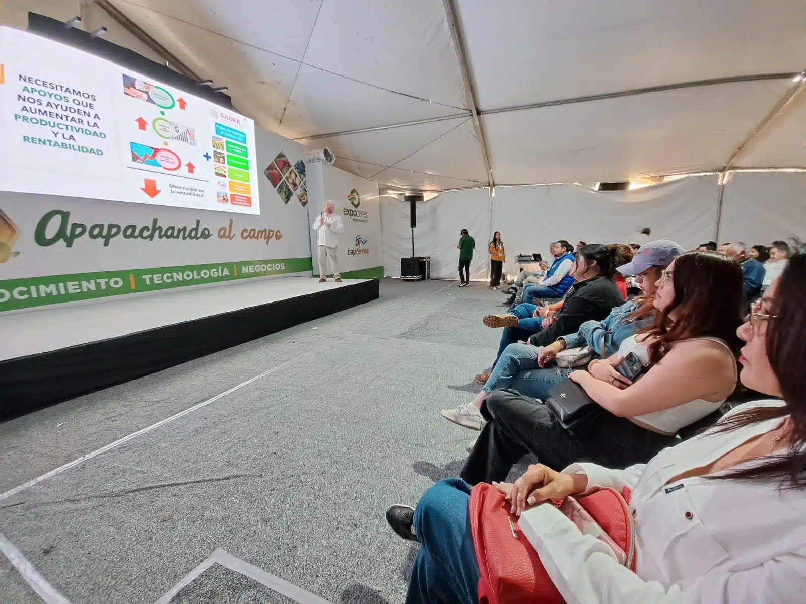 conferencia Panoramas y retos agrícolas 2024 durante la Expoceres Agroinnovación Apapachando al campo, el director nacional del Consejo Nacional Agropecuario