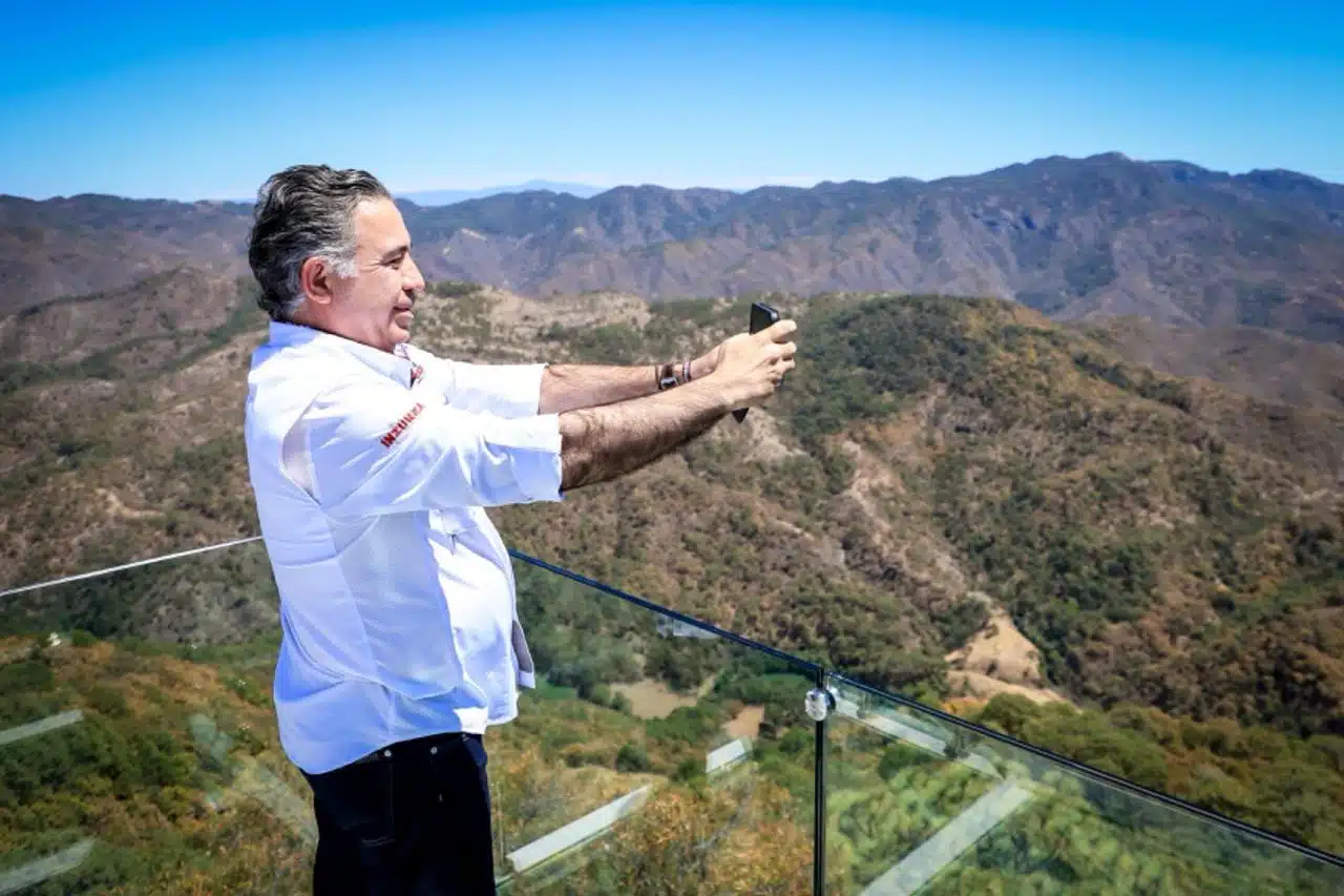 Enrique Inzunza disfrutando de los atractivos turísticos en Badiraguato