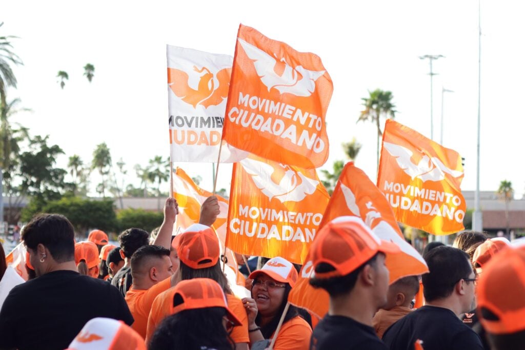 Campaña de Bárbara Fox a las afueras del teatro Ingenio en Los Mochis