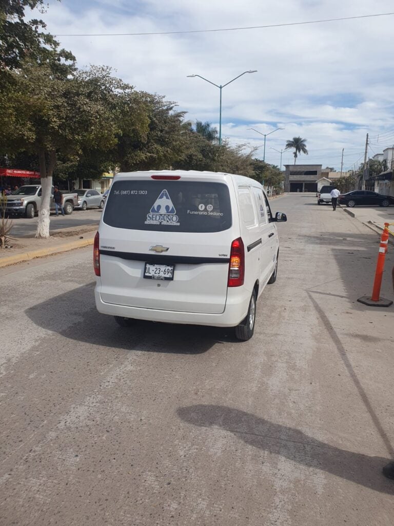 Camioneta de funeraria en el lugar donde se localizó cuerpo