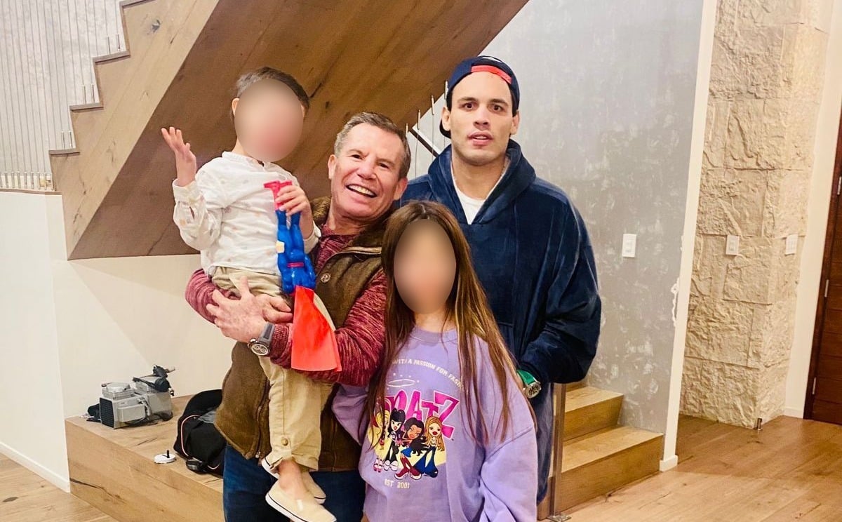 Julio César Chávez con su hijo y nietos
