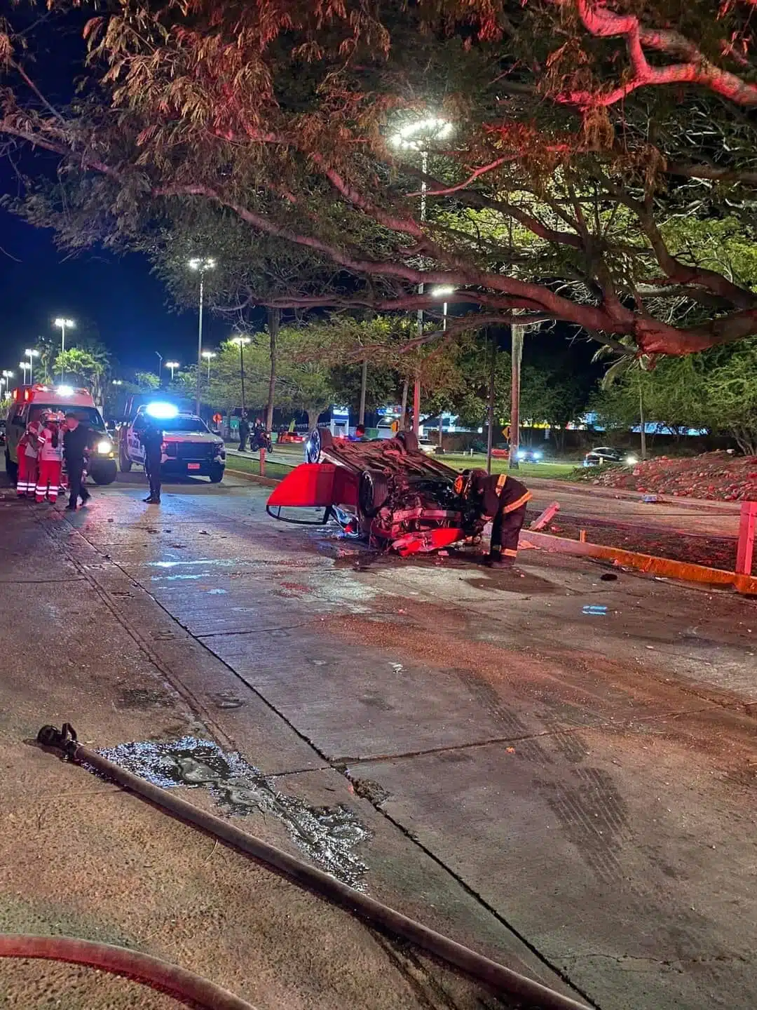 Automóvil volcado por la avenida Sábalo-Cerritos