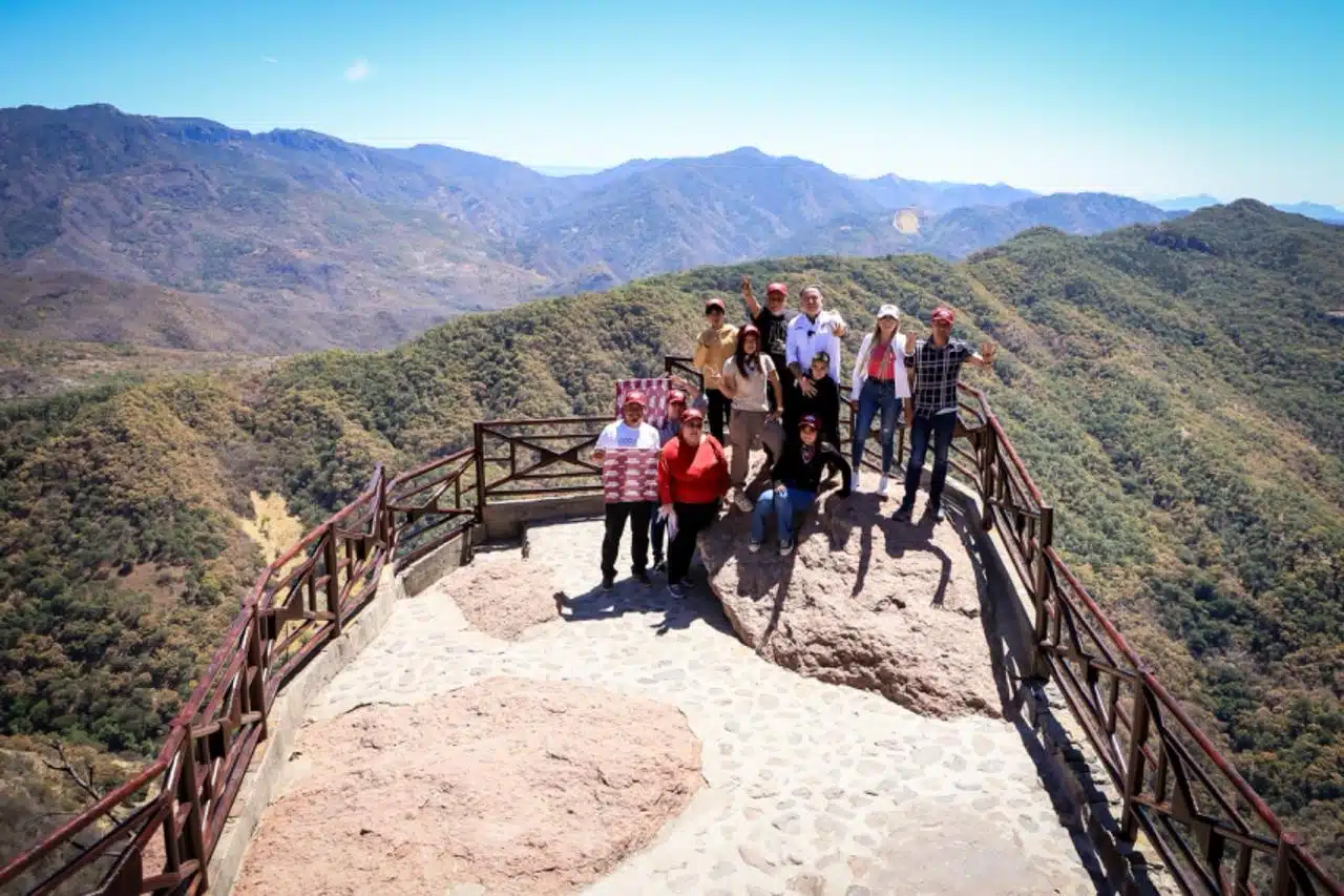 Enrique Inzunza durante su recorrido por su tierra natal: Badiraguato