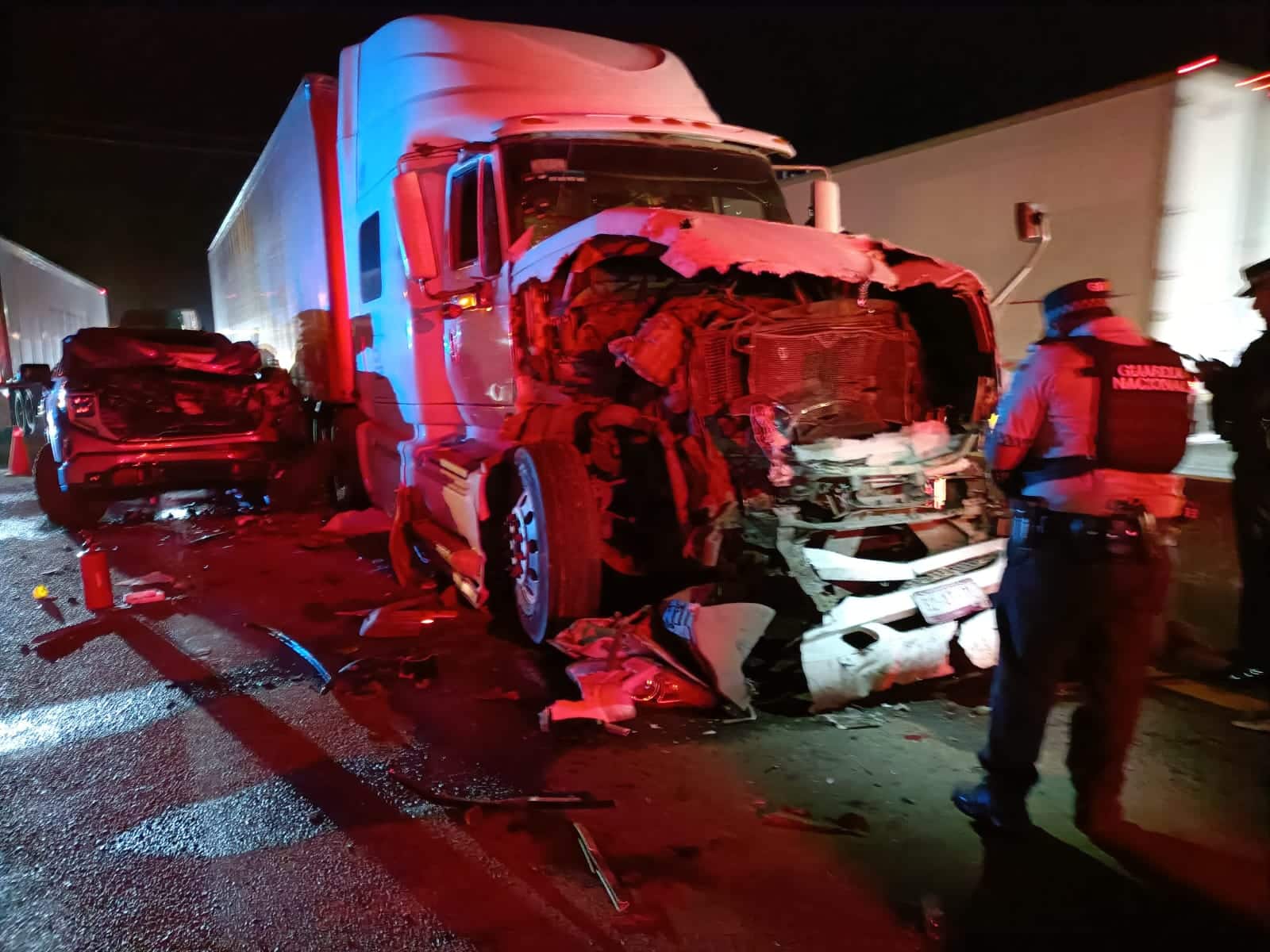 Tráiler y camioneta con severos daños materiales en la autopista Benito Juárez, La Costera