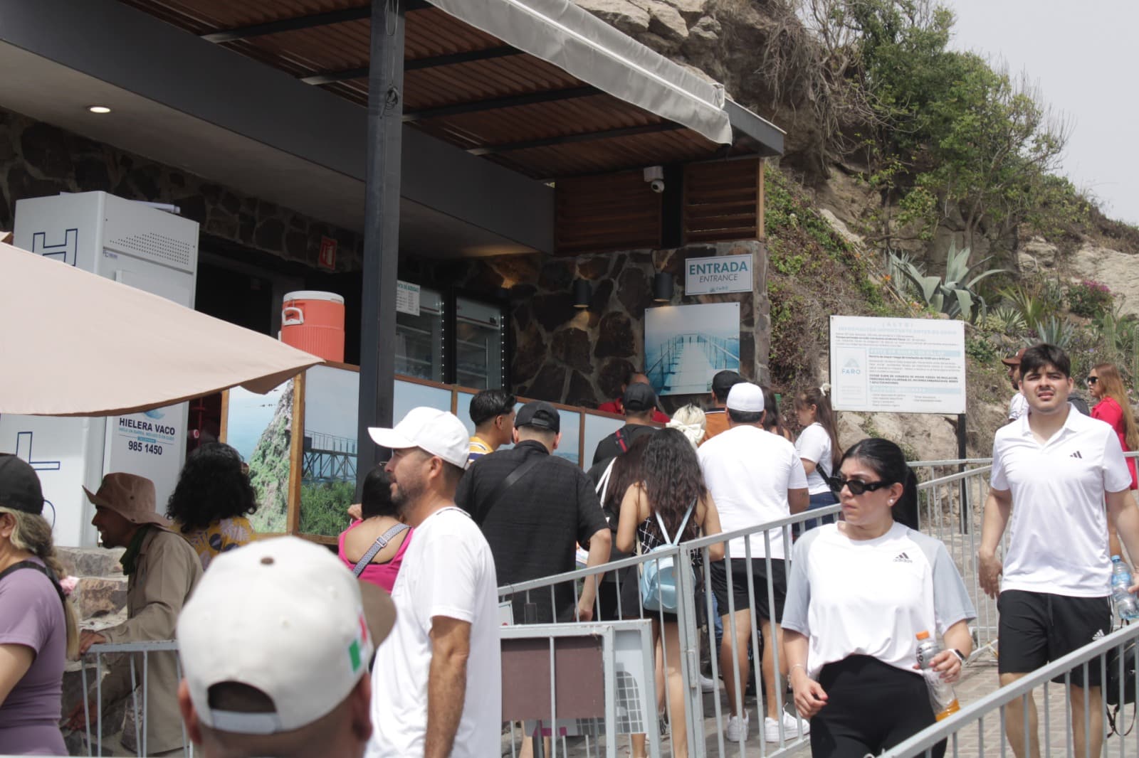 Turistas en Faro de Mazatlán