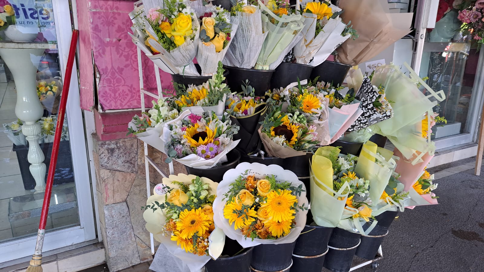Ramos de Girasoles y rosas amarillas