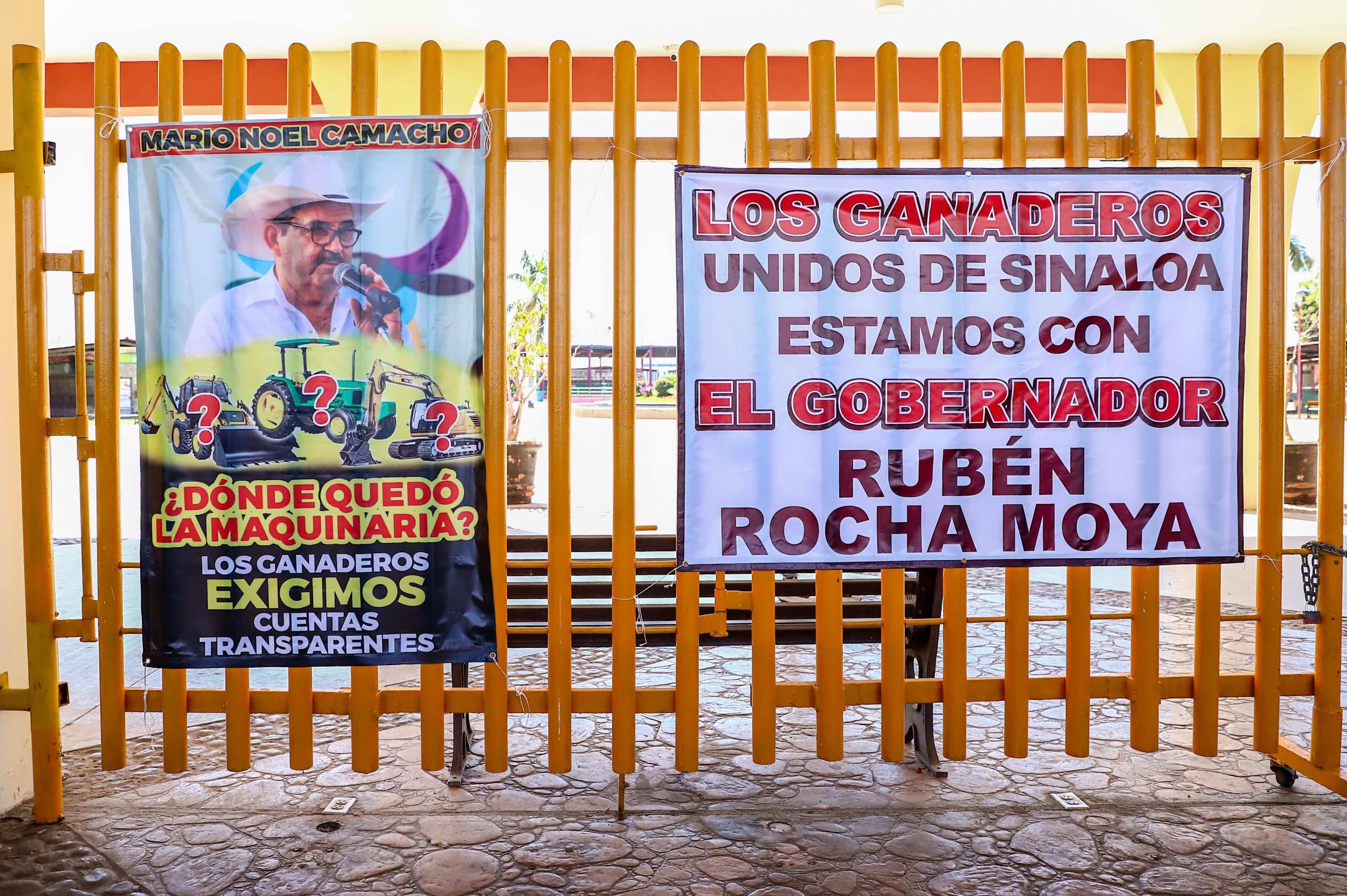 Ganaderos se manifiestan afuera de las instalaciones de la Unión Ganadera Regional de Sinaloa, exigen la renuncia del presidente Mario Noel Camacho.