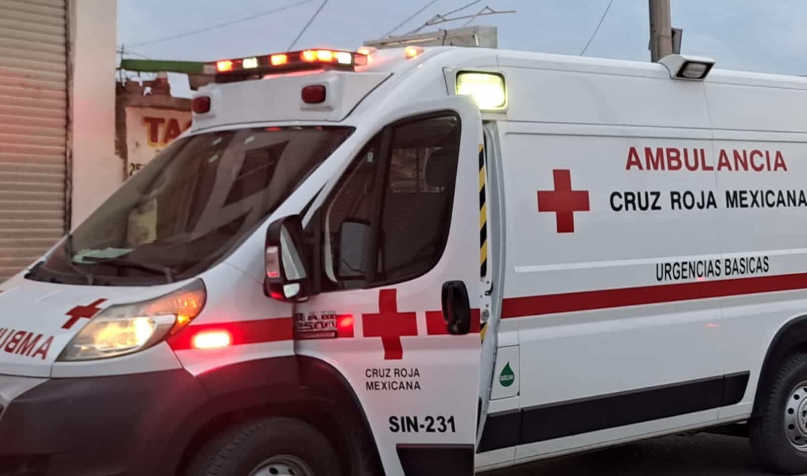 Paramédicos de la Cruz Roja auxiliaron al joven y lo trasladaron a un hospital.