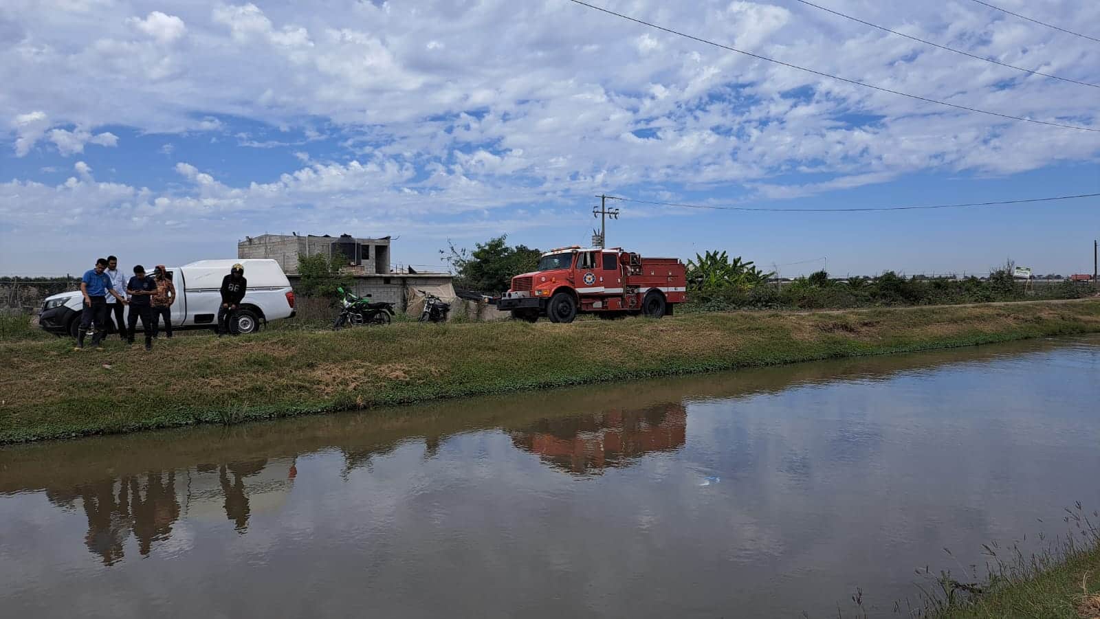 Policía y bomberos de Navolato en un canal de Navolato