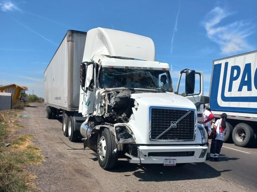Daños materiales en el tráiler tras choque