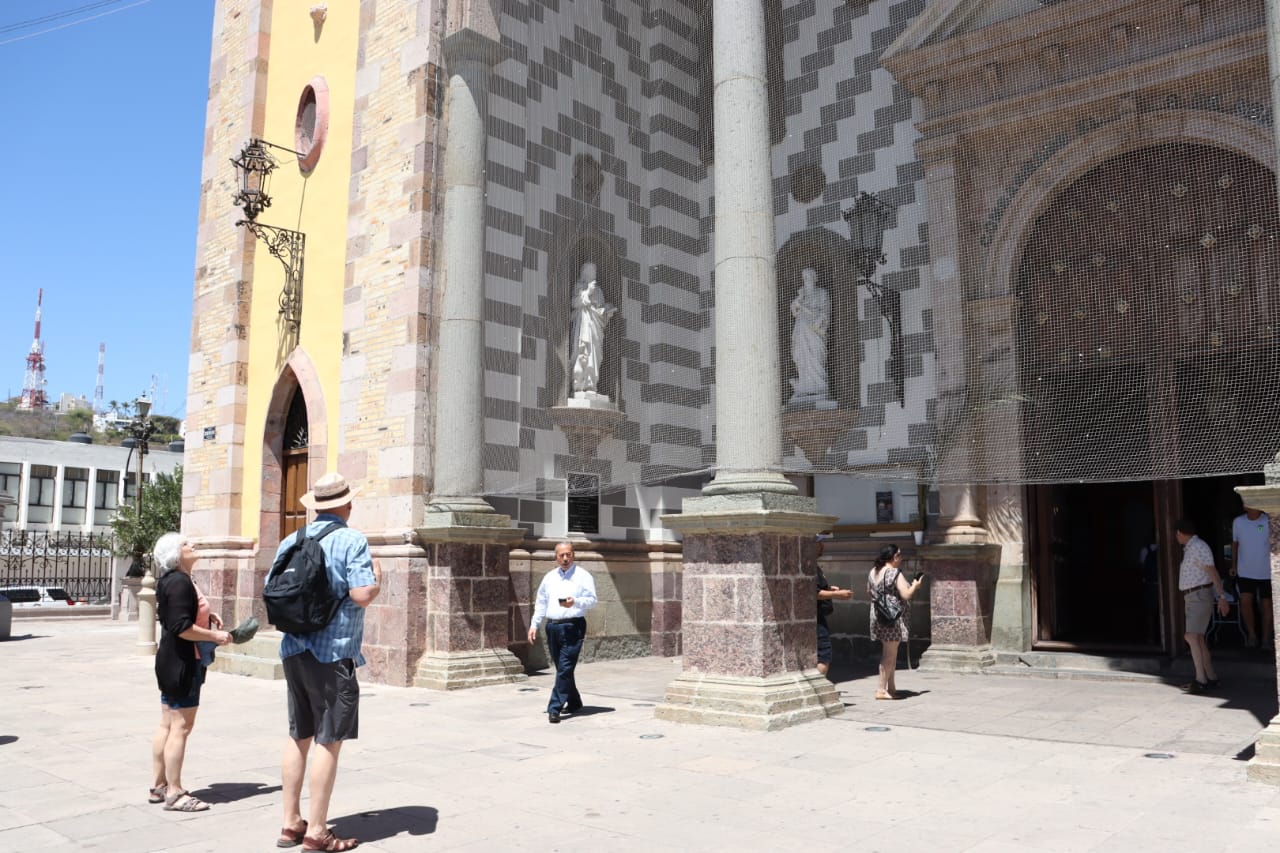 Personas acuden a una iglesia en Mazatlán
