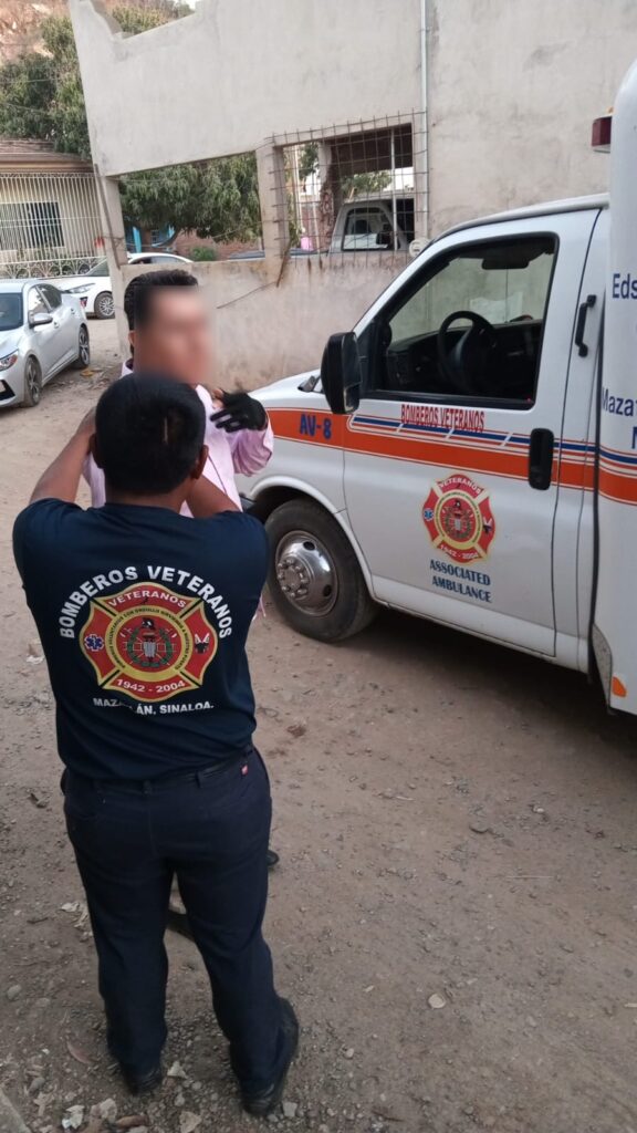 Paramédico de Bomberos auxiliando al conductor herido