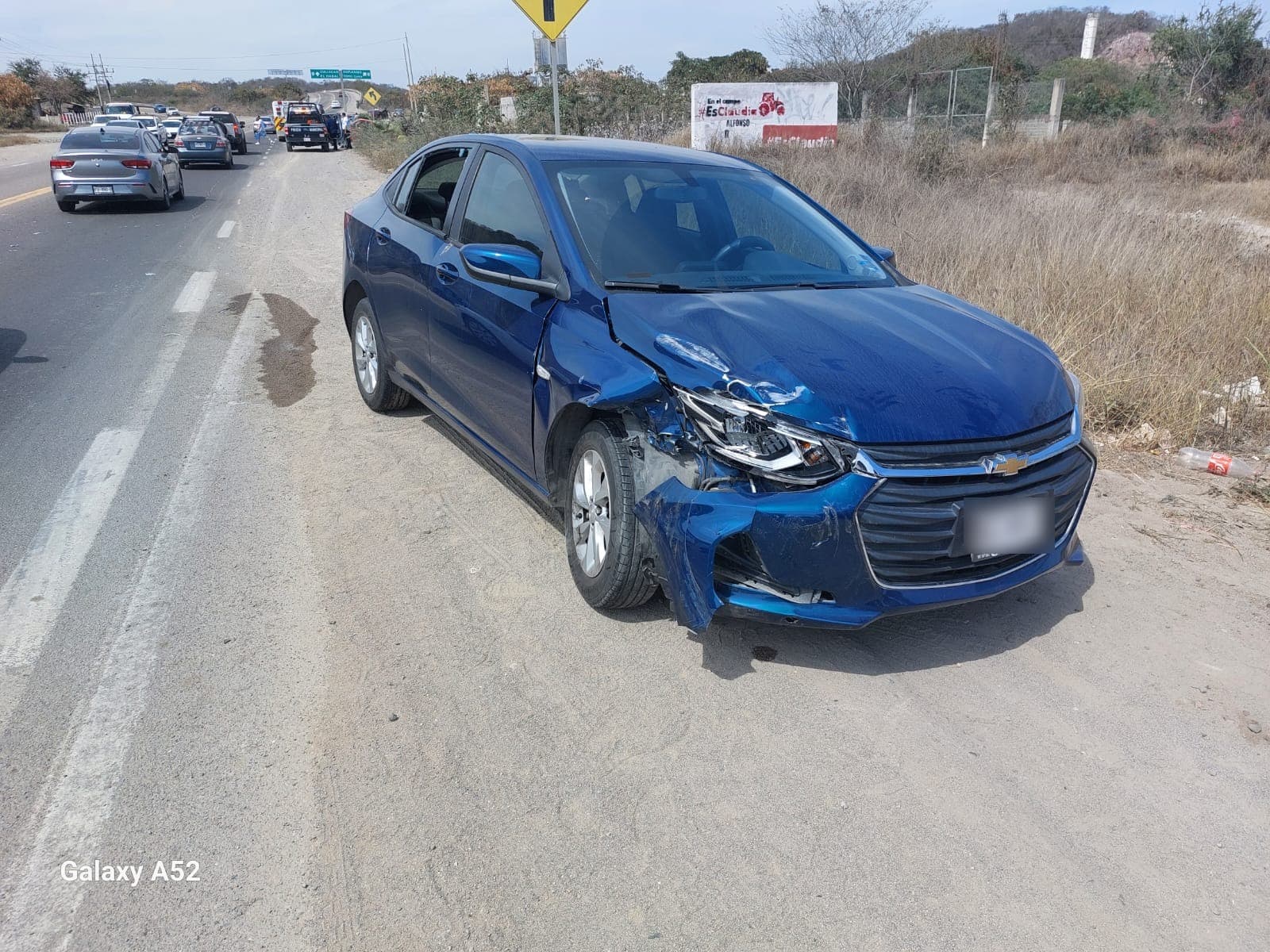 Los vehículos quedaron con daños en la carrocería y autoridades y paramédicos se hicieron presentes en el lugar de los hechos