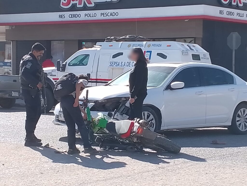 Autoridad presente en el choque entre un sedán blanco y una moto. Las dueñas de ambas unidades se encuentran en el lugar