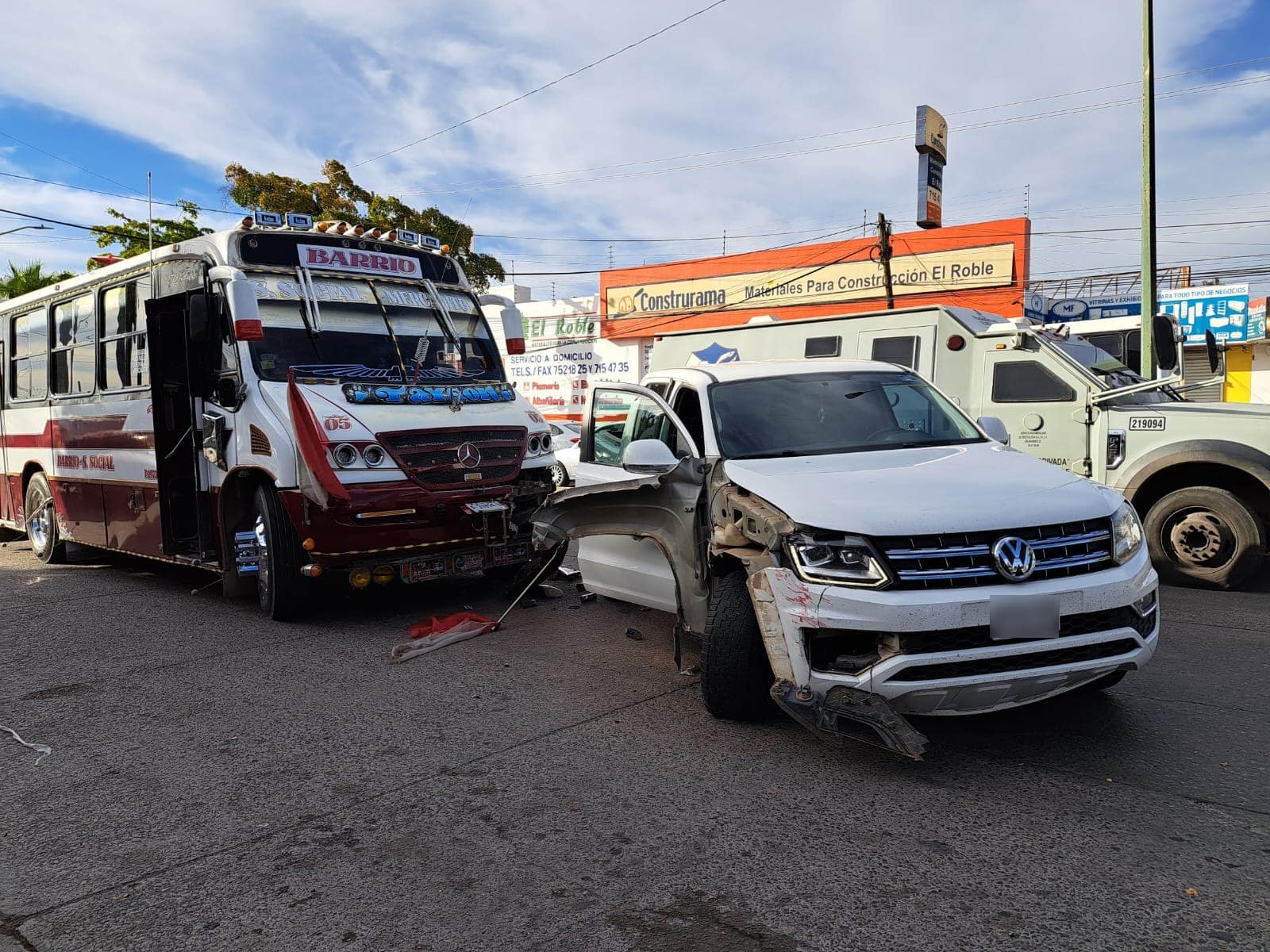 Camión de transporte urbano y una camioneta con daños en la carrocería tras haber chocado