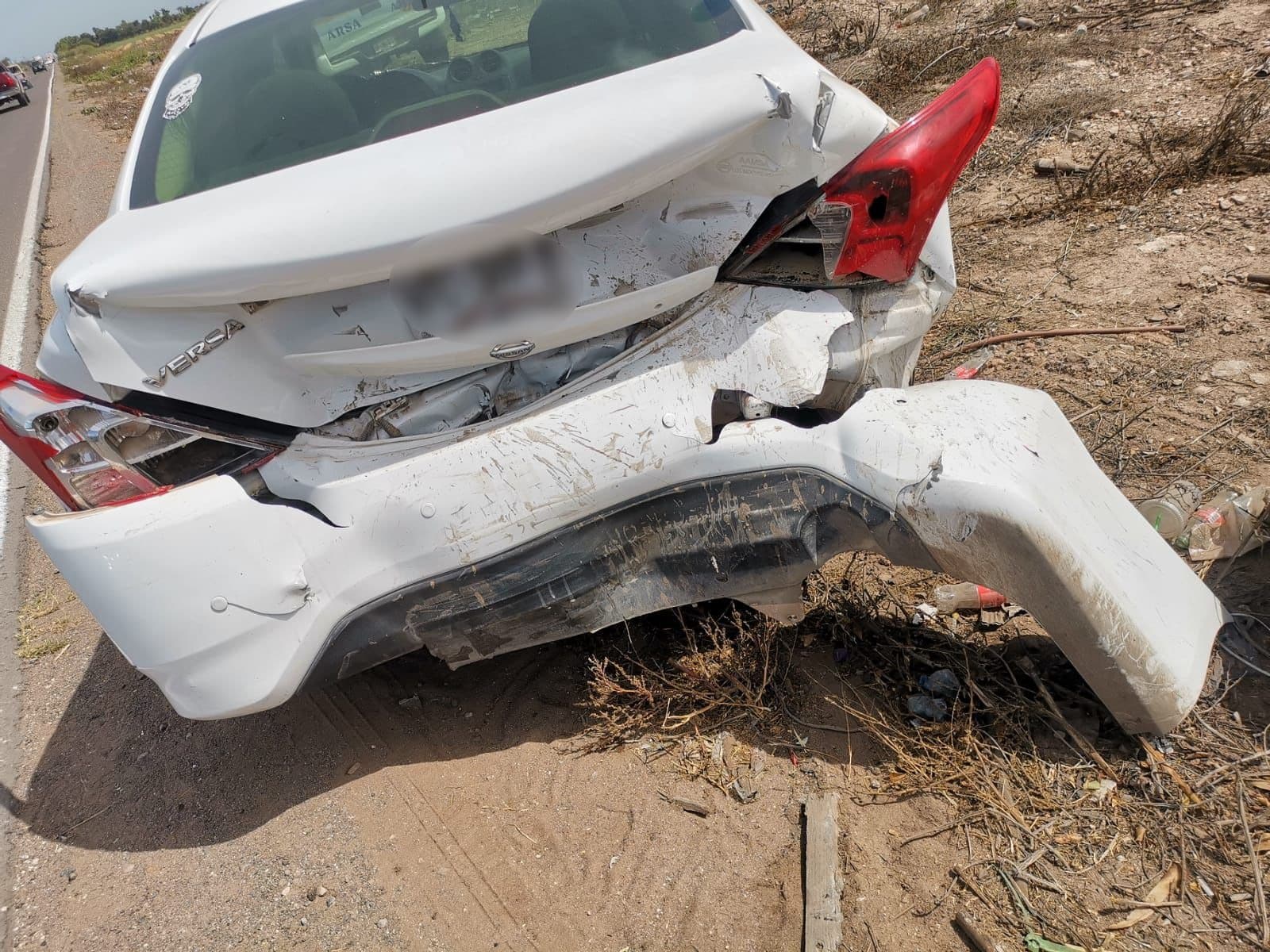 Automóvil Nissan Versa con daños en la parte trasera