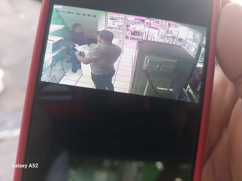 Imagen de la cámara de seguridad donde se muestra al asaltante junto a la trabajadora de la casa de empeño