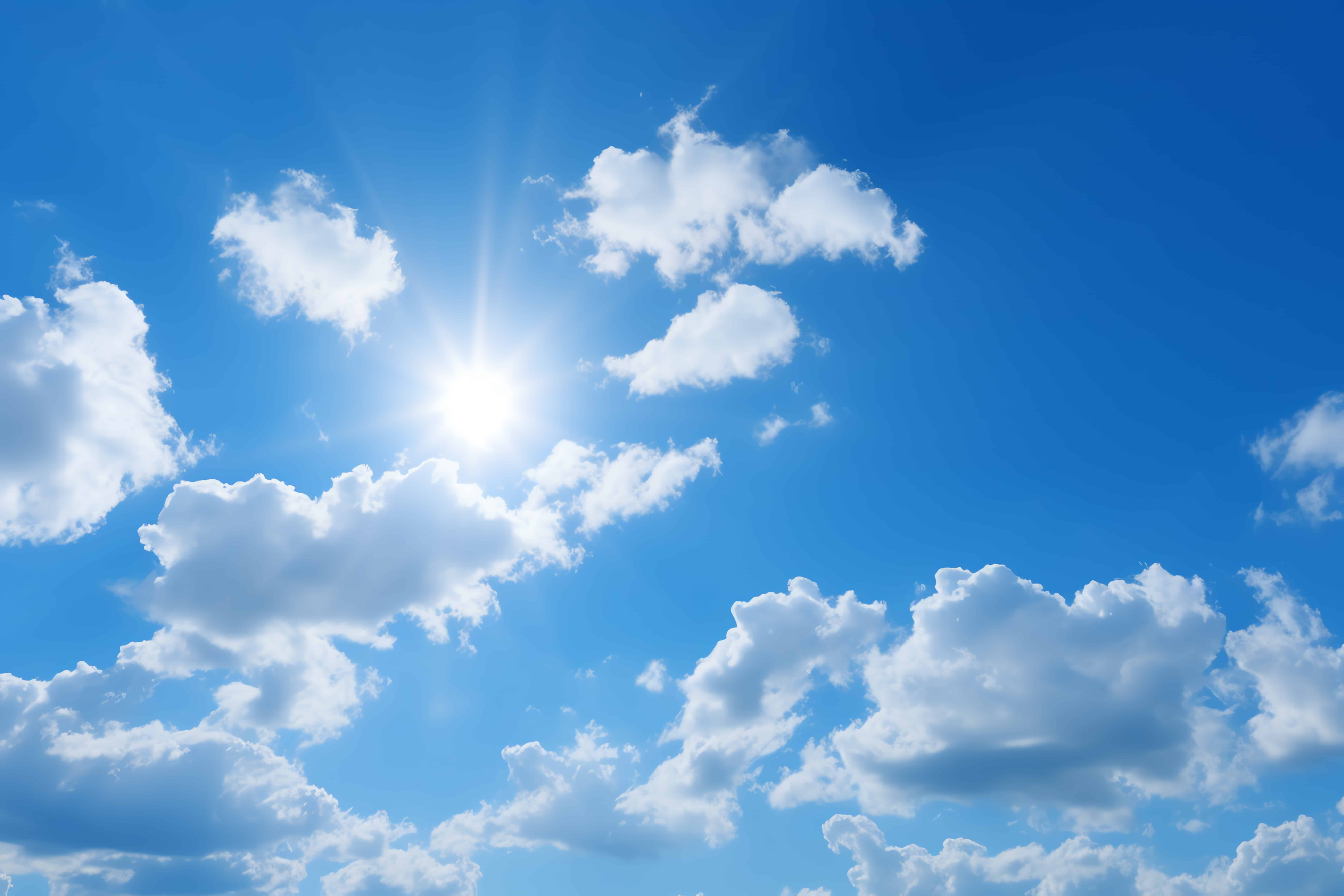 Rayos del sol entre las nubes de un cielo azul