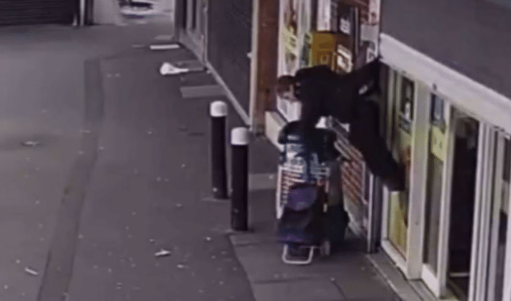 mujer se queda colgando de la cortina de una tienda y se hace viral