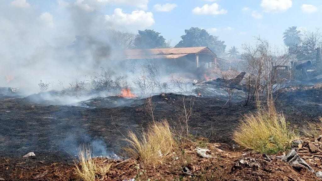 Incendio de maleza en un terreno